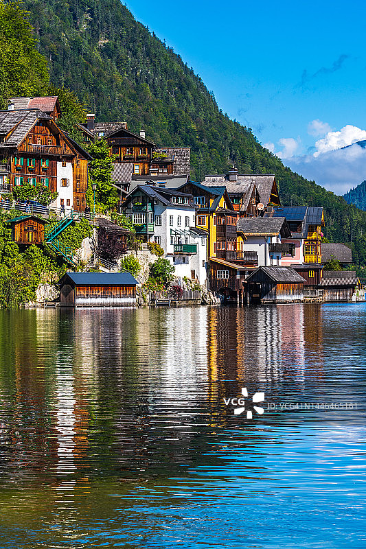 奥地利哈尔施塔特湖畔的村庄房屋倒影图片素材