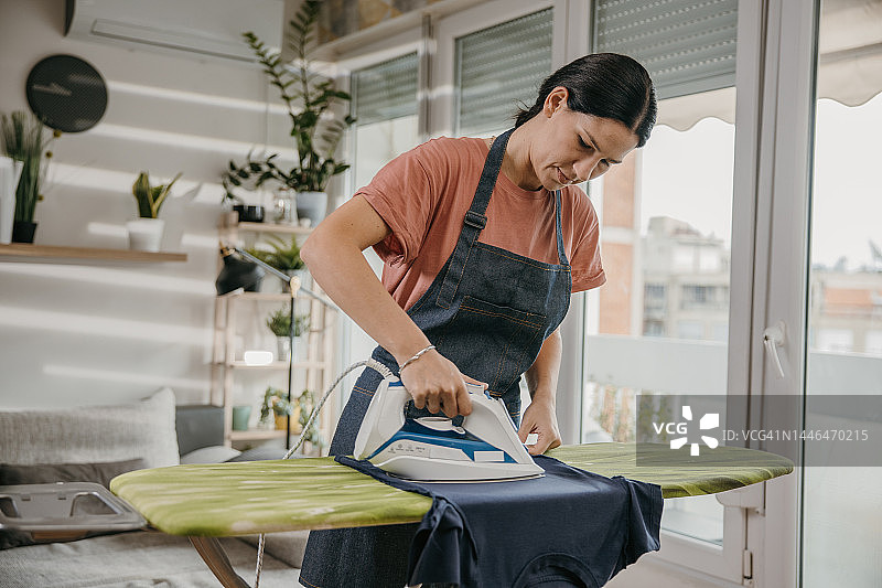 在家熨烫的女人图片素材