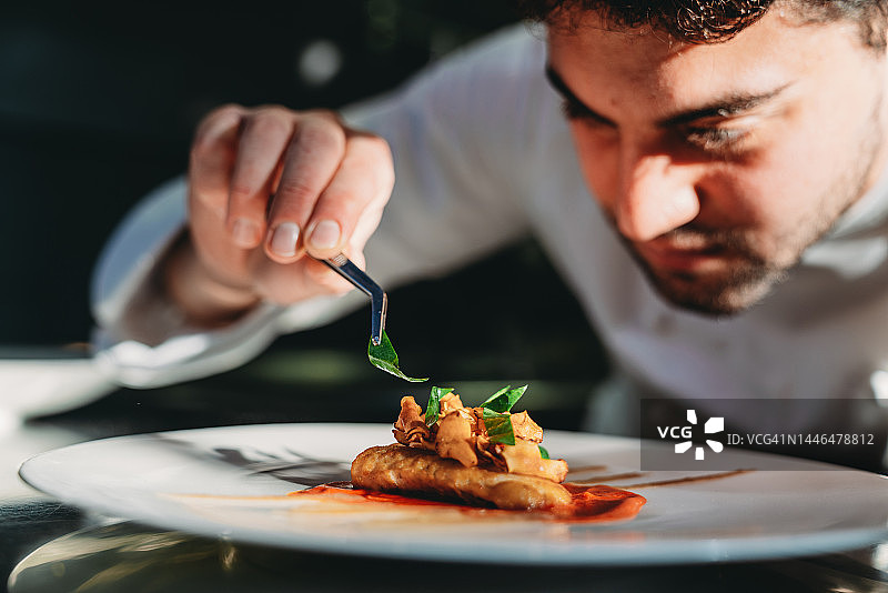 厨师完成餐盘准备图片素材