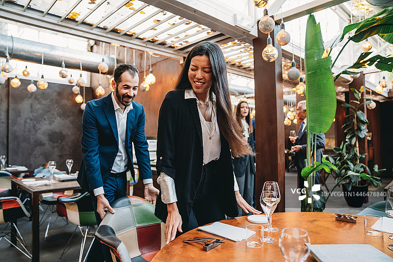 优雅的人们陆续来到餐厅餐桌旁图片素材