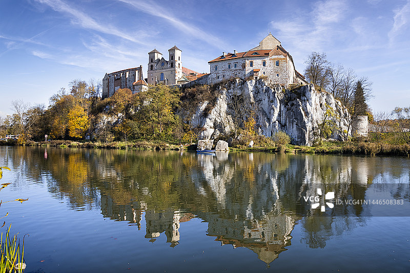 波兰度假：维斯瓦河畔的罗马式蒂涅茨修道院图片素材