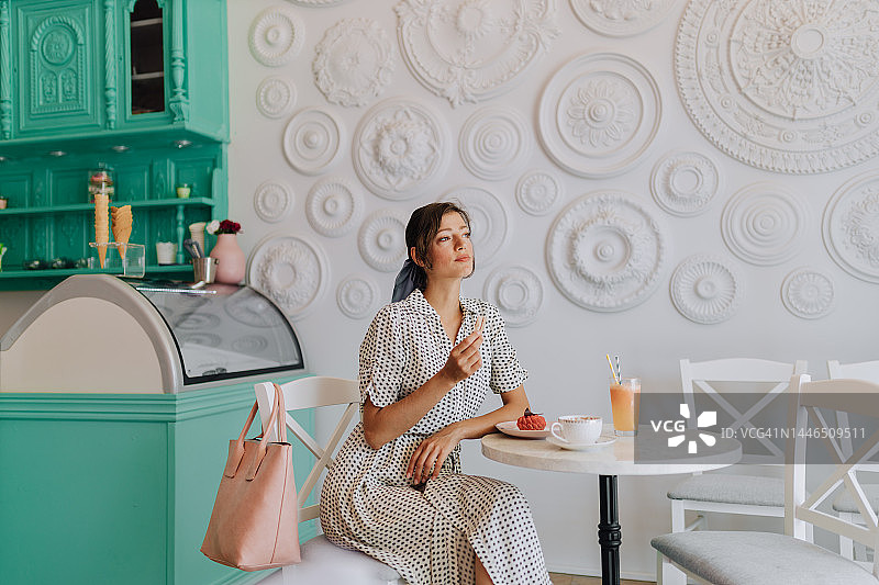 漫长的一天后在咖啡馆放松图片素材