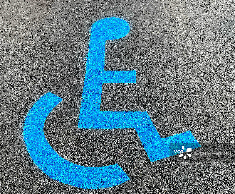 蓝白色残疾人停车位特写图片素材