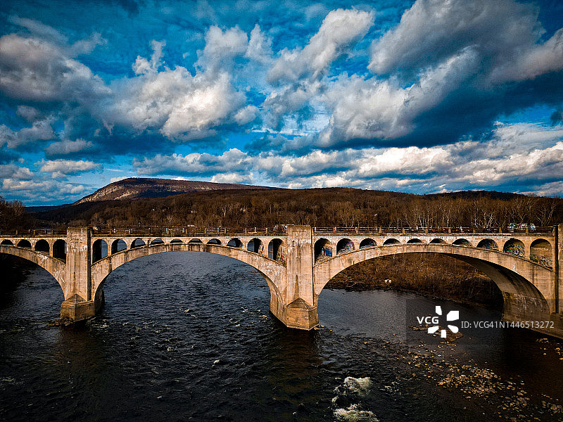 阴天下的特拉华河高架桥图片素材