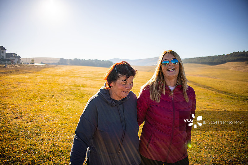 活跃的白人女性朋友享受秋季徒步旅行图片素材