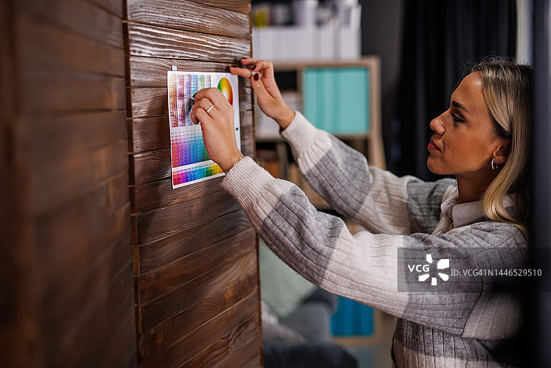 办公室墙上悬挂的色卡，用于创意项目图片素材