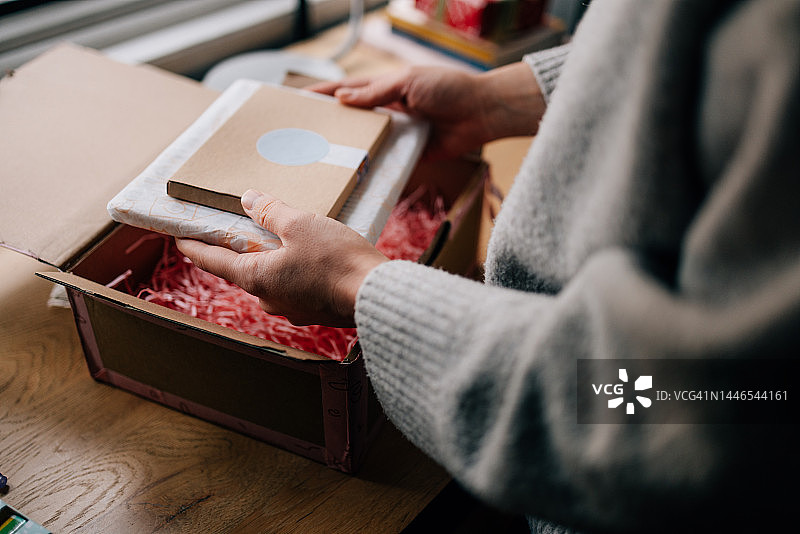 女人打开刚收到的包裹图片素材