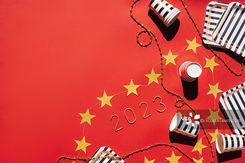 红色背景上的2023年数字，2023新年快乐，烟花棒图片素材