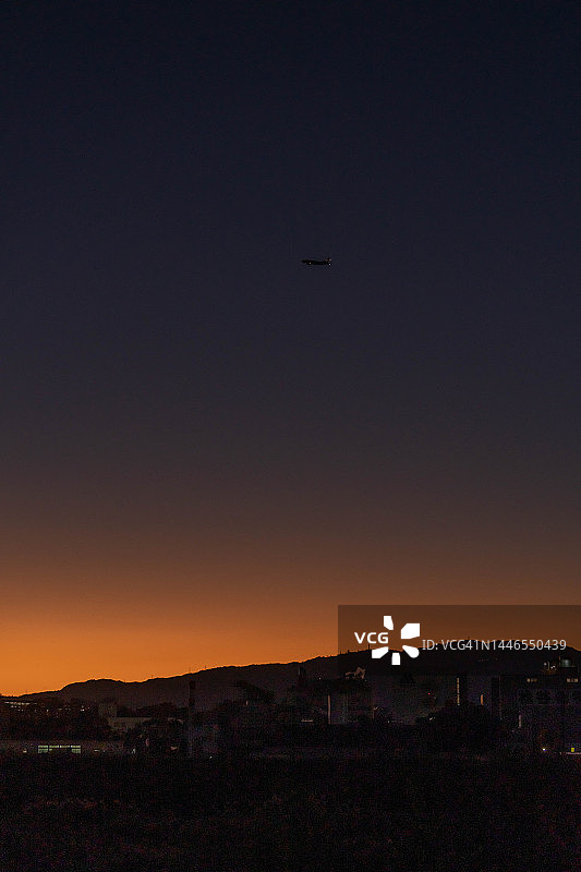日本兵库县上空日落飞行飞机图片素材