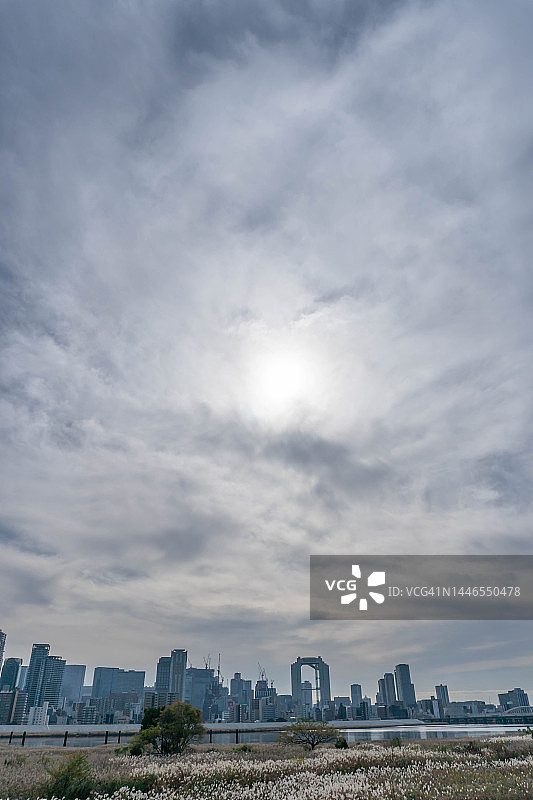 日本大阪城市建筑上的阳光图片素材
