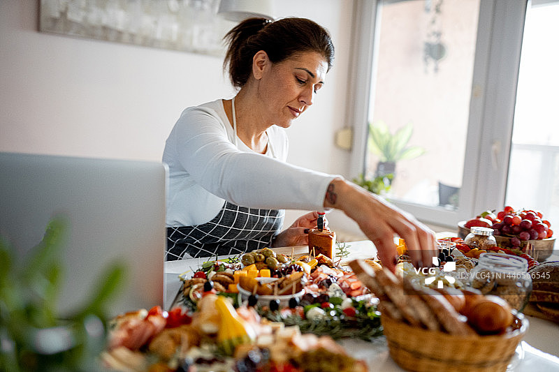专注的女人查看食谱并烹饪图片素材