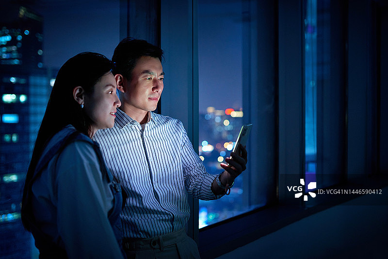 中年男女使用智能手机进行视频通话图片素材