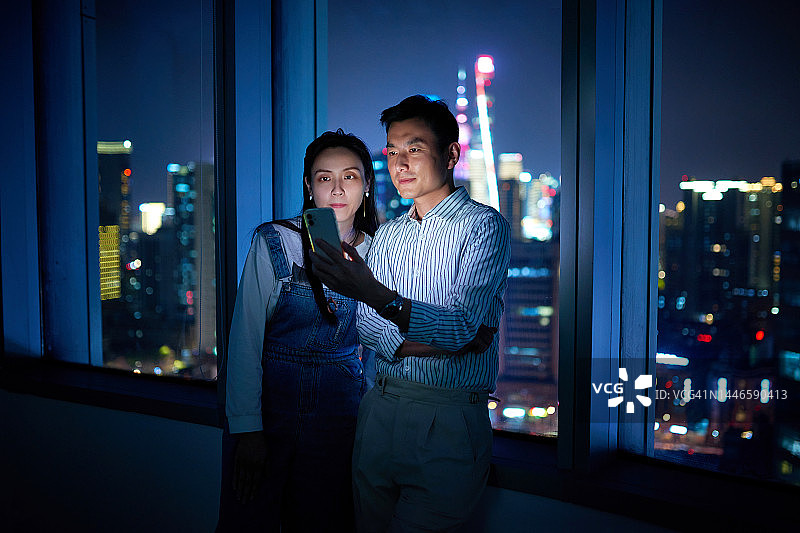 中年男女使用智能手机进行视频通话图片素材