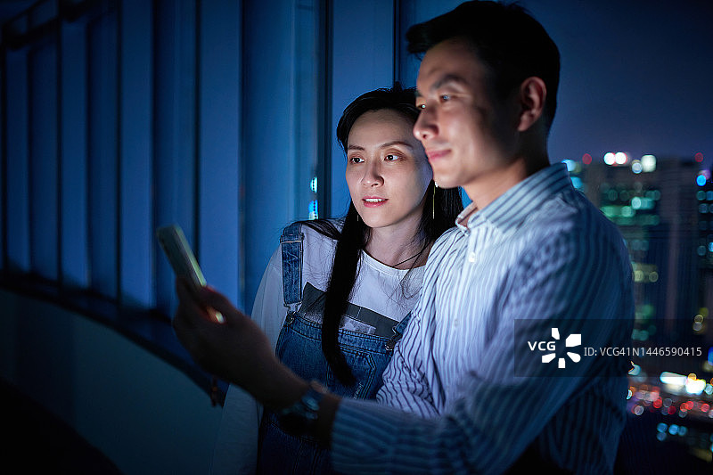 中年男女使用智能手机进行视频通话图片素材