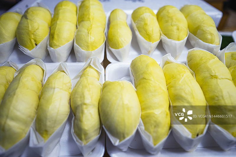 棕色纸盒中的带刺榴莲果肉，香甜的泰国黄色水果图片素材