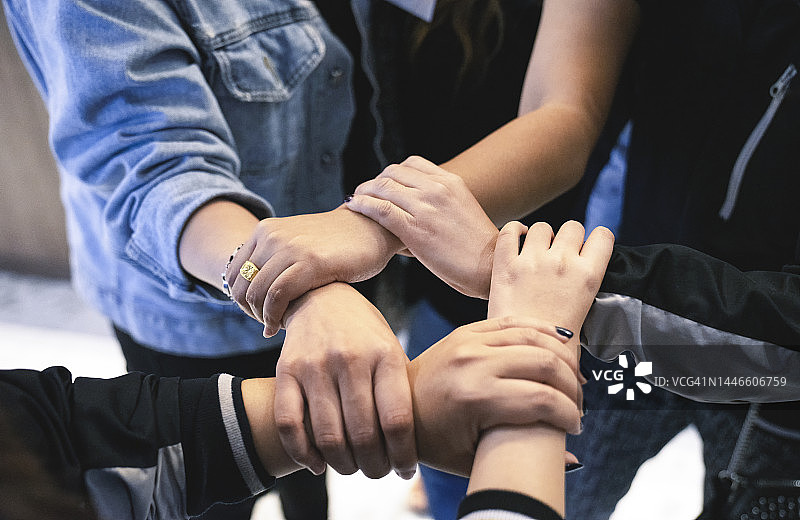 紧握彼此的手腕图片素材