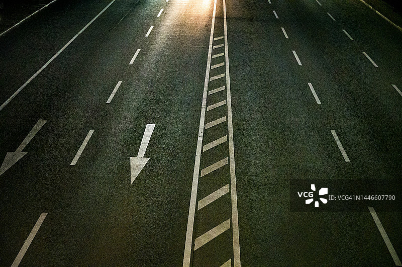 俯视空旷的交通车道图片素材