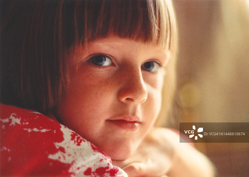 20世纪80、90年代儿童面部特写，雀斑女孩的抓拍肖像图片素材