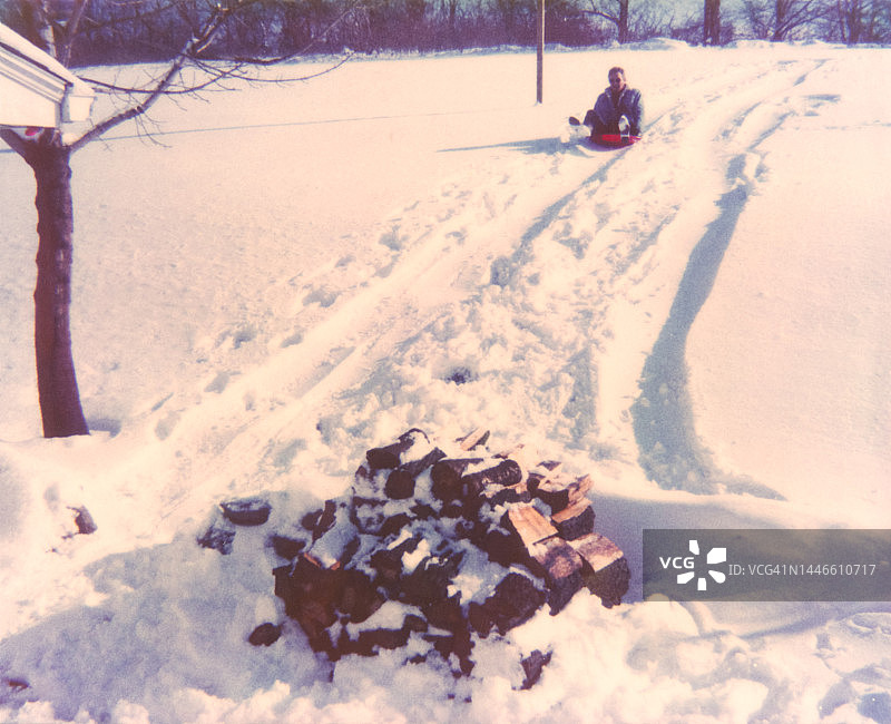 复古雪地父子，雪地滑雪，20世纪80年代家庭照片图片素材
