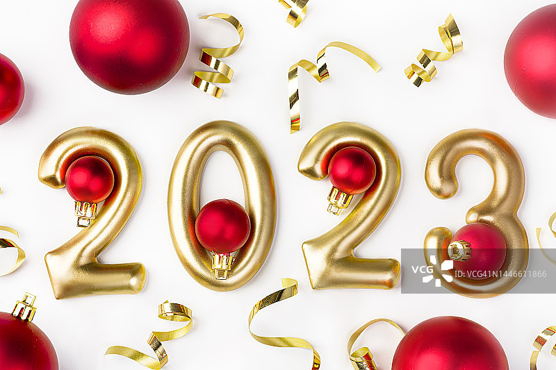 2023新年庆祝活动与圣诞装饰和圣诞球图片素材