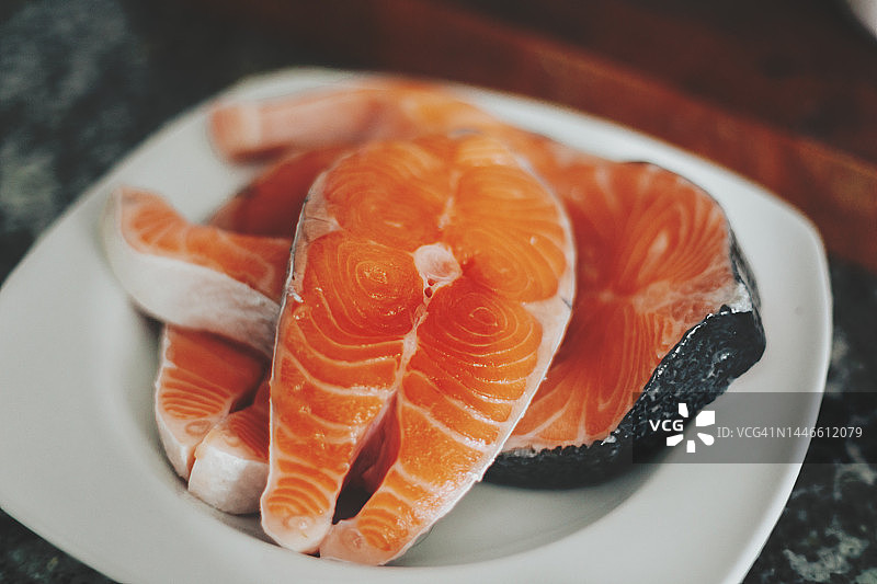 煎锅中的三文鱼图片素材