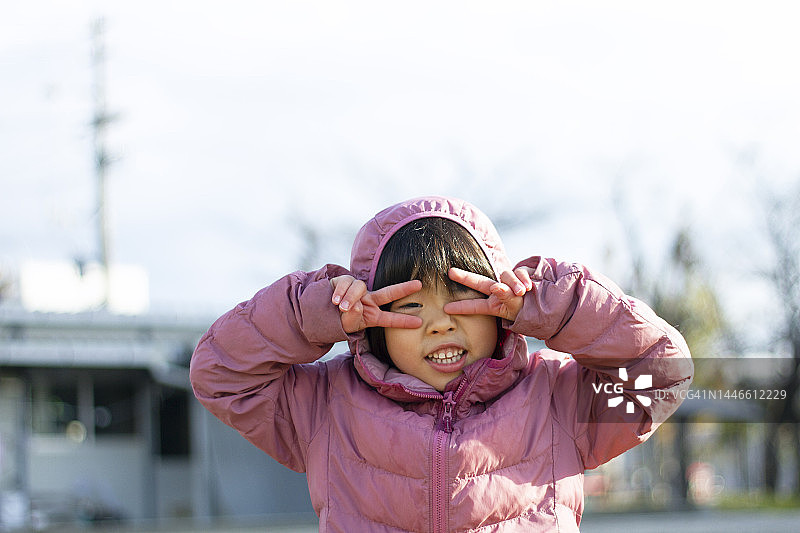 摆姿势微笑的小女孩特写图片素材