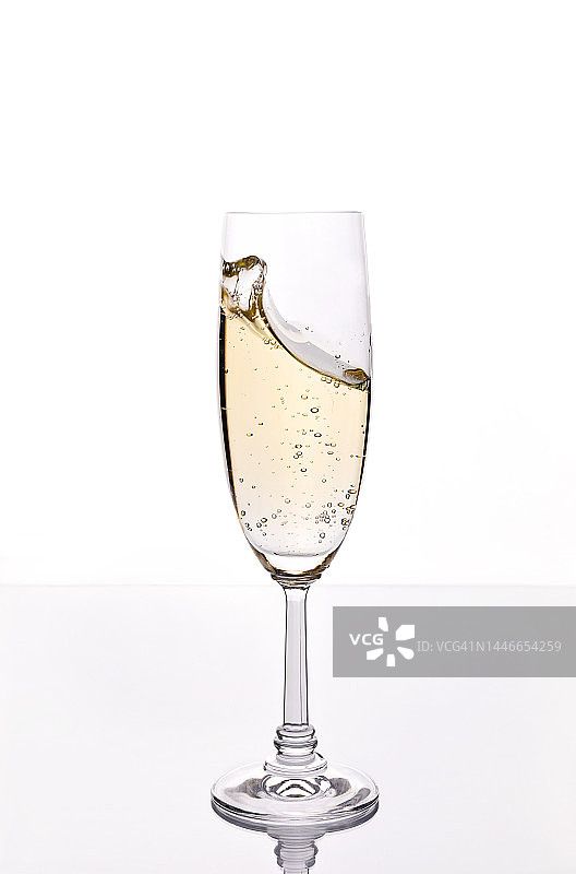 玻璃杯中旋转的香槟图片素材