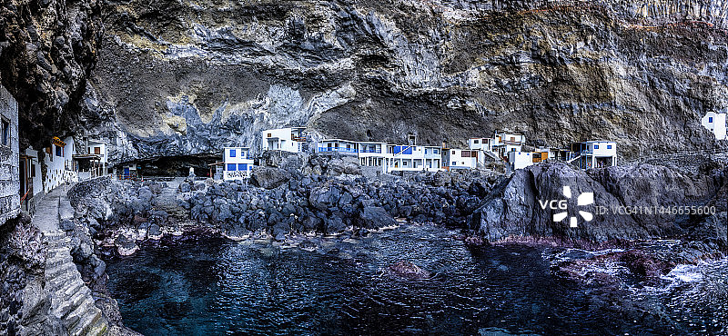 加那利群岛拉帕尔马岛海边大型洞穴内的小镇图片素材