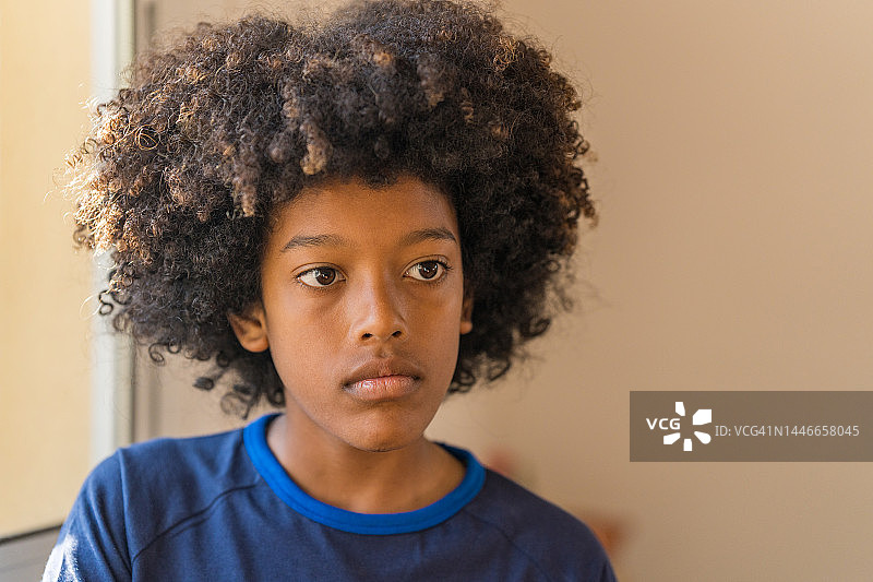 无聊的非洲裔美国男孩望向别处图片素材