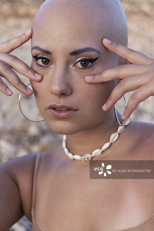 демонстрирует眼部化妆的斑秃严肃女人图片素材