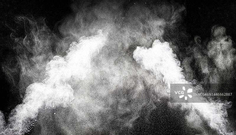 黑色背景上由灰尘和烟雾爆炸产生的冲击波图片素材