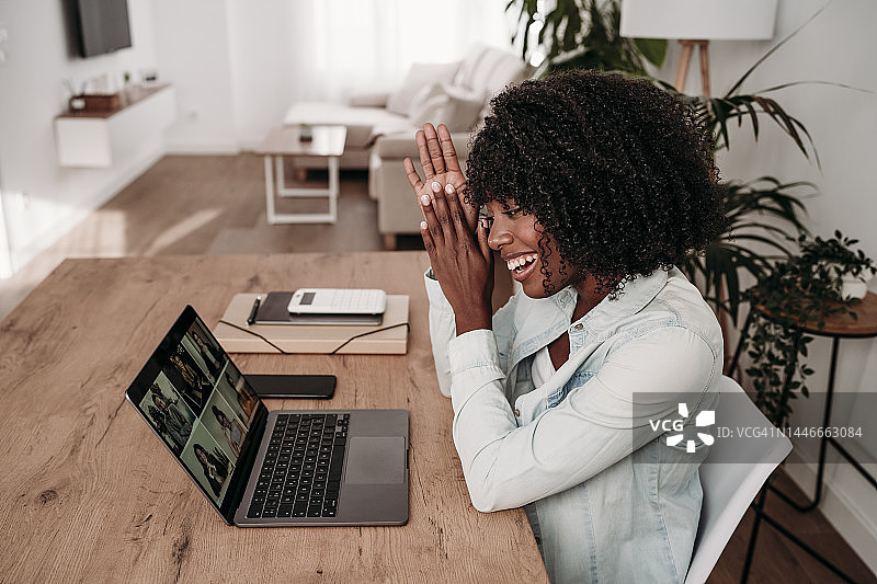 女商人在家通过笔记本电脑进行视频通话图片素材