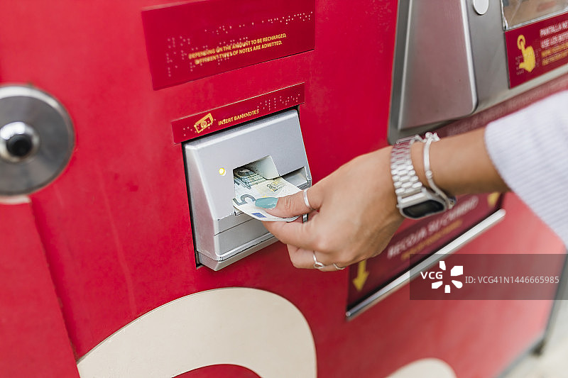 女人从自动取款机取钱图片素材