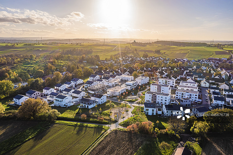 德国巴登-符腾堡州瓦iblingen：秋日日落时现代节能郊区的航拍图片素材