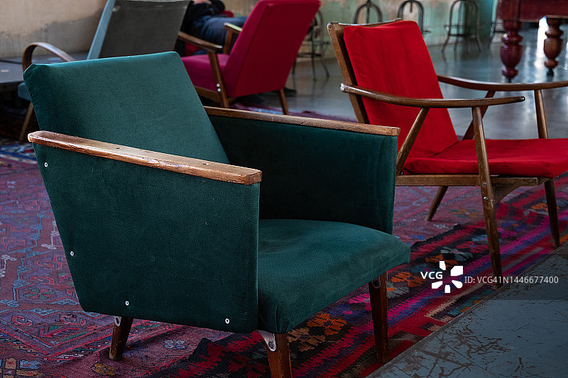 空旷的咖啡馆、办公室、共享办公空间或房间内的桌椅图片素材