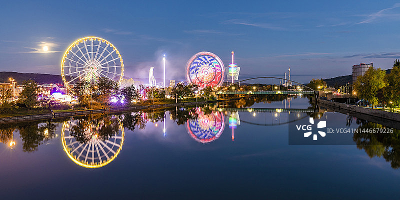 德国斯图加特河畔节日区夜景：游乐园的灯光图片素材