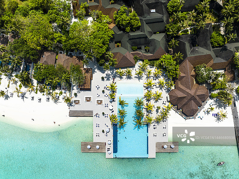 马尔代夫卡夫环礁兰坎富希岛旅游度假村鸟瞰图片素材
