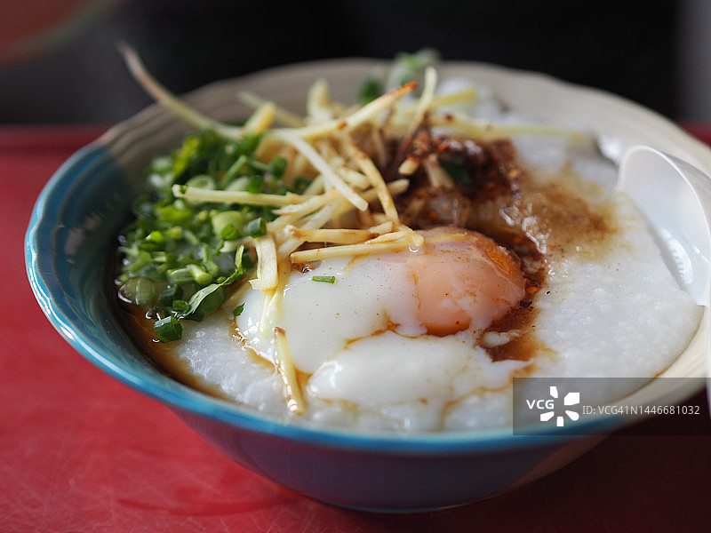 猪肉粥配鸡蛋、姜、葱和油条图片素材