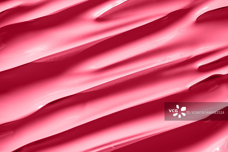 2023年年度流行色紫红色油漆或美容化妆品面霜或护手霜涂抹痕迹图片素材