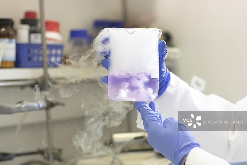 科学家在实验室用液氮做实验图片素材
