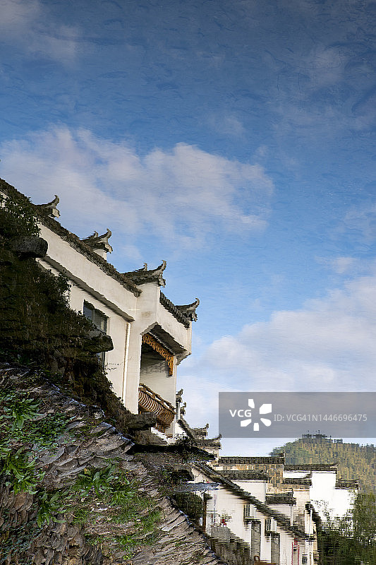 安徽风格房屋在河流中的倒影图片素材