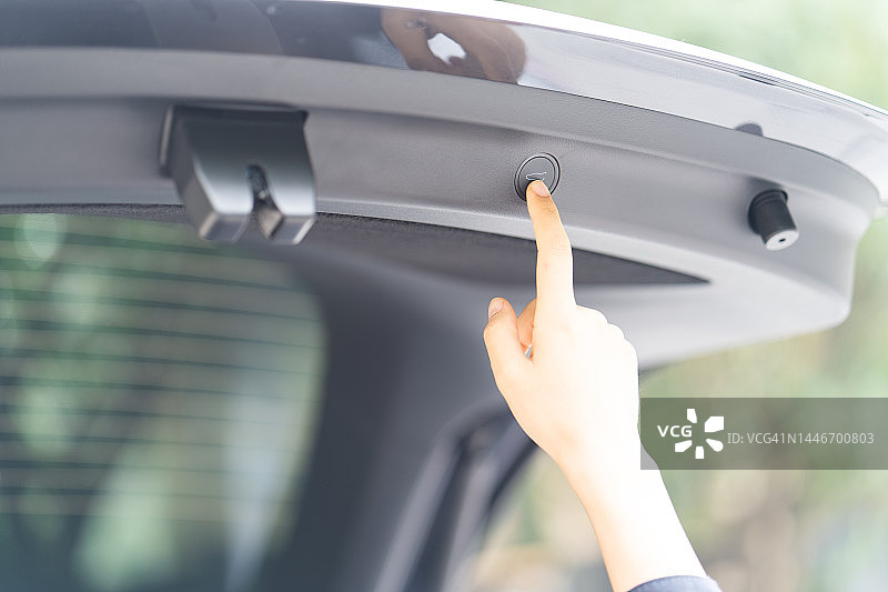 关闭汽车电动后备箱图片素材