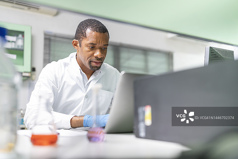 科学家在实验室使用电脑分析样本测试结果数据图片素材