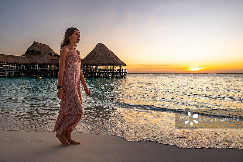 在坦桑尼亚Nungwi海滩享受日落漫步的女孩图片素材