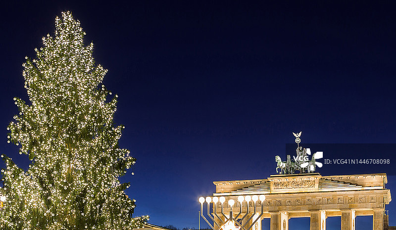 带有圣诞树的勃兰登堡门（德国柏林）图片素材