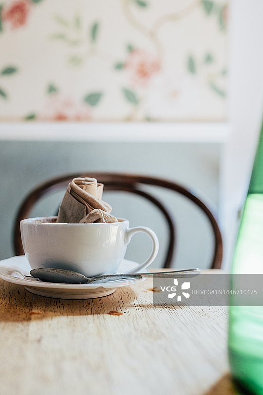 桌子上放着带有褶皱餐巾的空咖啡杯图片素材
