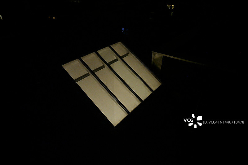 夜晚的照明屋顶窗户图片素材