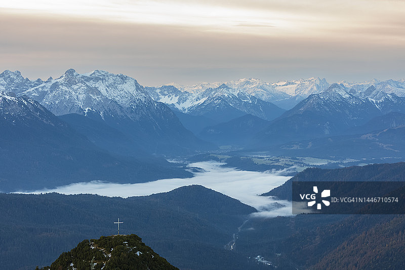 德国巴伐利亚：巴伐利亚阿尔卑斯山山谷雾景，前景为山顶十字架图片素材