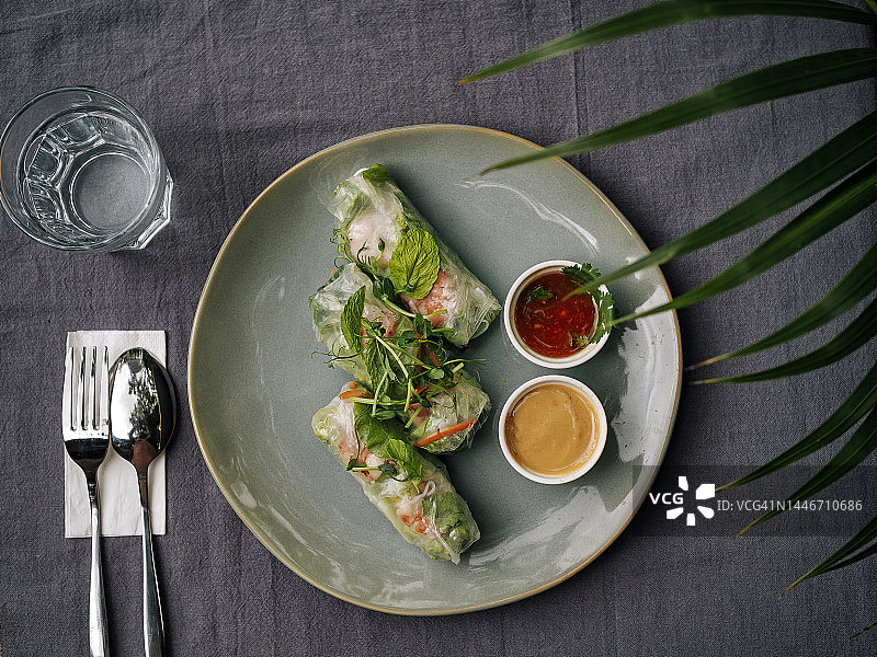 搭配蘸酱的鲜虾春卷图片素材