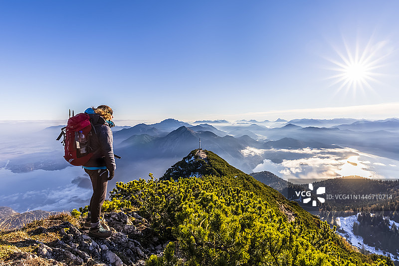 德国巴伐利亚，女徒步旅行者在赫尔佐格山顶欣赏周围的风景图片素材